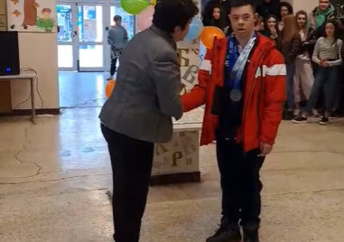 16 годишният Максим Петковски от Смолян беше посрещнат с огромно вълнение