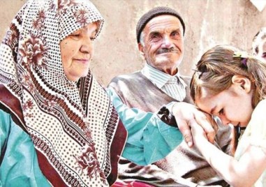 Мюсюлманите празнуват днес Рамазан Байрам Денят започва с празнична молитва