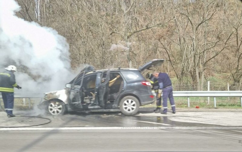 Автомобил се е запалил на автомагистрала Тракия в посока София.