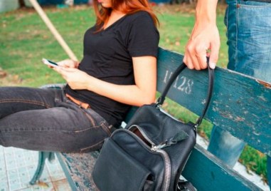 Млад мъж извършил кражба на дамска чанта е заловен в