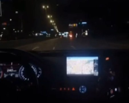 Абсурдно! 15-годишен шпори с нас 260 км/ч по оживен булевард в София