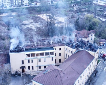 Голям пожар изпепели покрив на общежитие, учениците са евакуирани