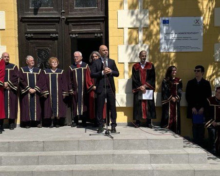 Кметът Костадин Димитров приветства със слово абсолвентите от Техническия университет