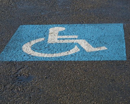 Обсъждат да се осигурява паркомясто пред блока за хора с увреждания