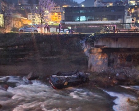 Пет момчета, пътували в лек автомобил, паднаха в реката в Смолян