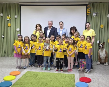 Малчугани от Пловдив посветиха час на Деня на бездомните животни