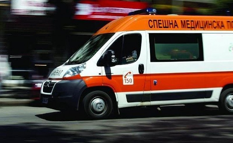 Тир се обърна в района на Казанлък, водачът е пострадал