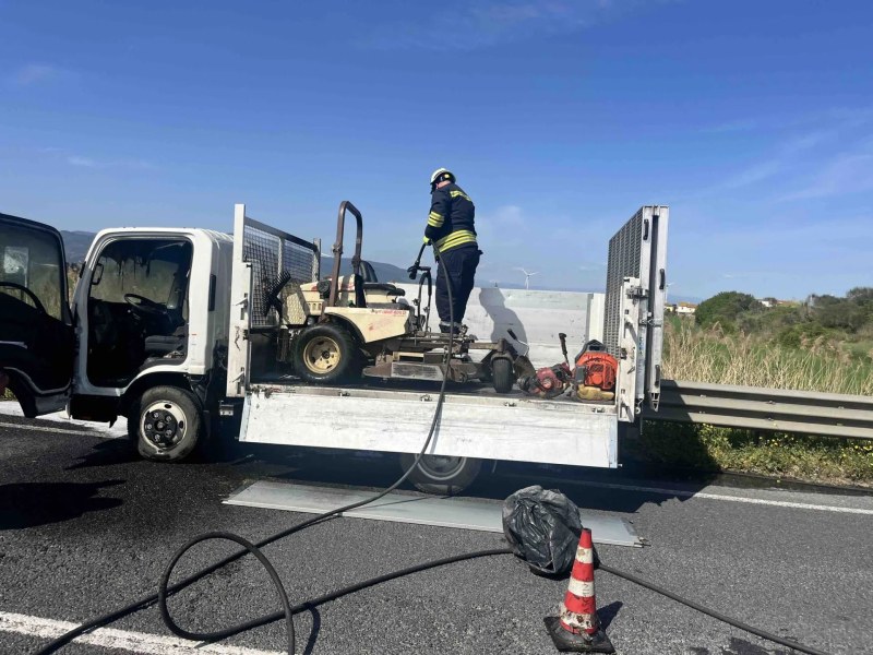 Български пожарникари изгасиха горящ автомобил в Италия, съобщават от пожарната. Прочетете