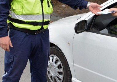 Полицаи в Първомай задържаха шофьор опитал да ги подкупи Около