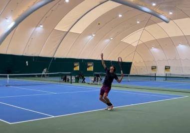 Двама българи достигнаха до четвъртфиналите на силния тенис турнир за