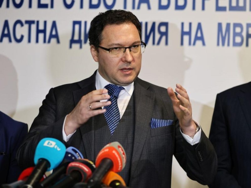 Вътрешният министър Даниел Митов иска полицаите да могат да свалят