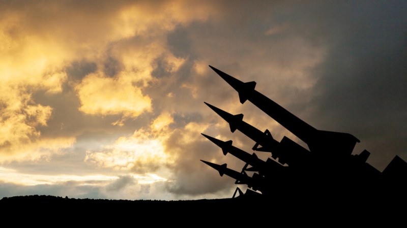 Руски ракетен удар уби най-малко 20 цивилни в Украйна. Това