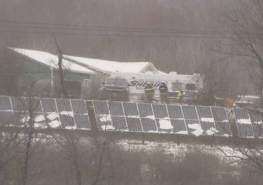 Малък частен самолет с шестима души на борда се е