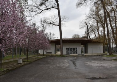 На 15 април вторник 2025 г от 18 30 ч пред