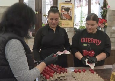 Велики четвъртък е От ранни зори служители и доброволци в