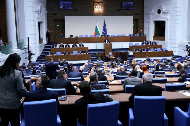 Парламентът ще гласува днес втория вот на недоверие
