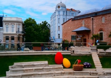 През нощта облачността ще се разкъсва и намалява и над