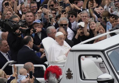 Папа Франциск обиколи площад Свети Петър във Ватикана в открит
