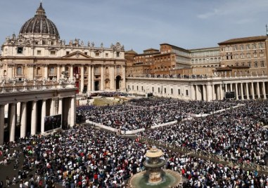Церемониите по отбелязването на Великден във Ватикана започнаха днес без