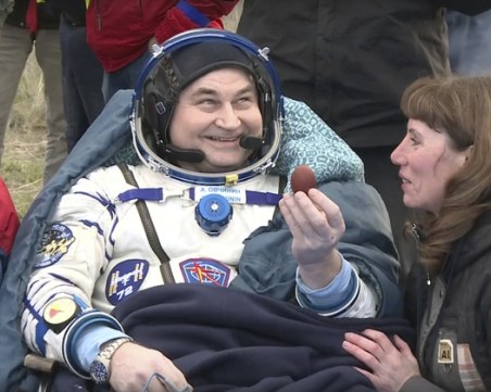 Навръх Великден: Руско-американски екипаж се завърна на Земята след повече от 7 месеца в космоса