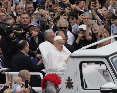 Папа Франциск обиколи площад 