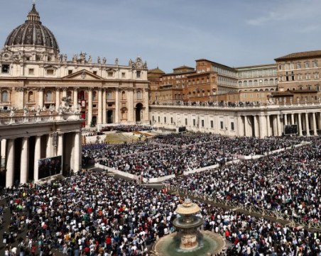 Великденската литургия във Ватикана без папа Франциск