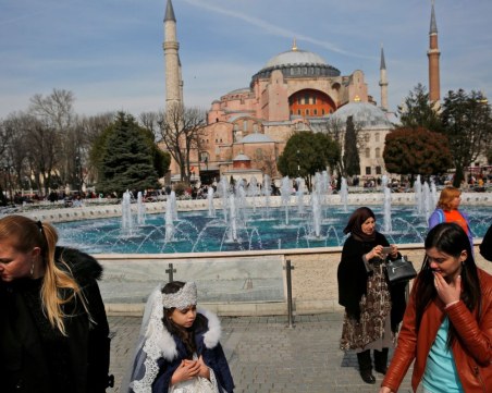 Започна реставрация на куполите на величествената 