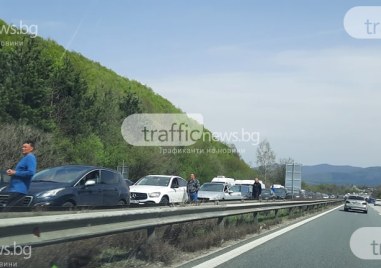 Временно е ограничено движението в крайната дясна активна лента при