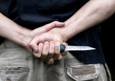 Най малко трима души са намушкани с нож в училище във