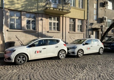 Два служебни автомобила на EVN паркирани на ул Антим I  