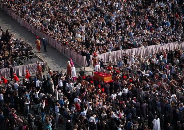 Днес вярващи ще могат за трети пореден ден да се простят