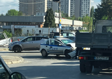 Катастрофа между полицейски патрул и два автомобила е станала на улица 8 декември