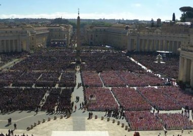 Започна погребението на папа Франциск който почина на Великден на