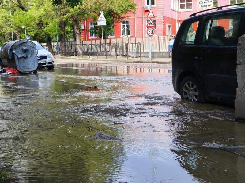 Тежка водопроводна авария наводни улица Богомил“ 15 в центъра на