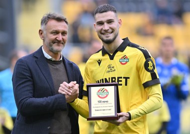 Бранителят на Ботев Атанас Чернев беше награден по случай 100 ия