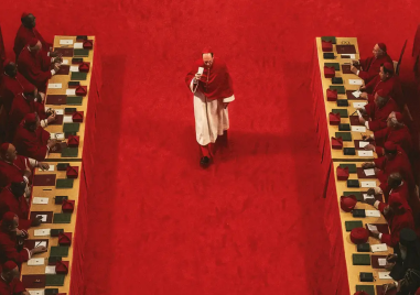 След погребението на папа Франциск всички погледи са насочени към