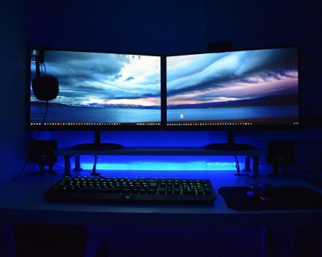 Кои са важните компоненти при сглобяване на настолен компютър?