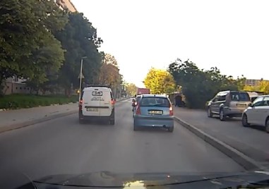 Абсурдно! Шофьор изпреварва неправомерно, качва се на тротоар и минава на червено в Кючука ВИДЕО