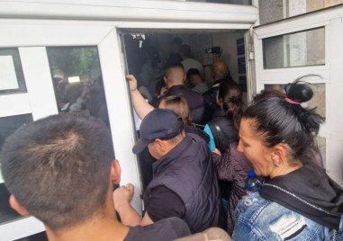 Близките на Маги нахлуха в сградата на полицията в Хасково