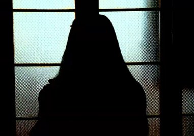 Кошмарно отношение и тормоз: Чужденка, майка на три деца, е превърната в робиня у нас