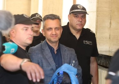 Под конвой и с белезници докараха шефа на пловдивската митница Мирослв Беляшки в съда в София