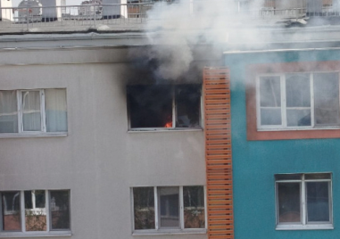 Пожар в апартамент в Бургас, евакуираха блока