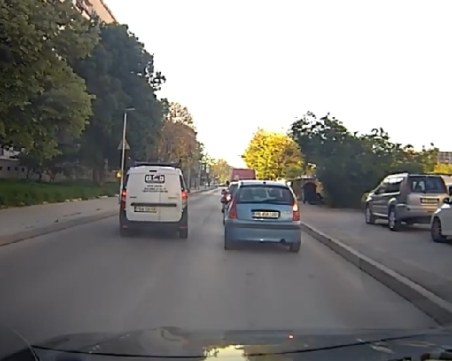 Абсурдно! Шофьор изпреварва неправомерно, качва се на тротоар и минава на червено в Кючука ВИДЕО
