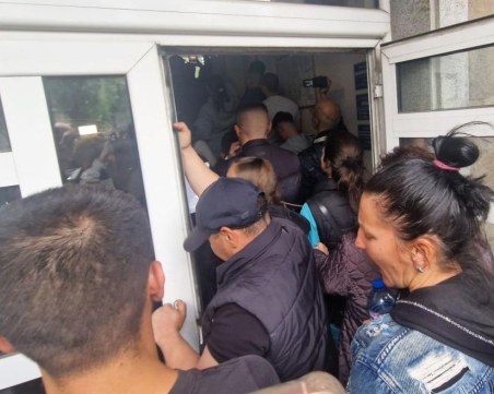 Близките на Маги нахлуха в сградата на полицията в Хасково