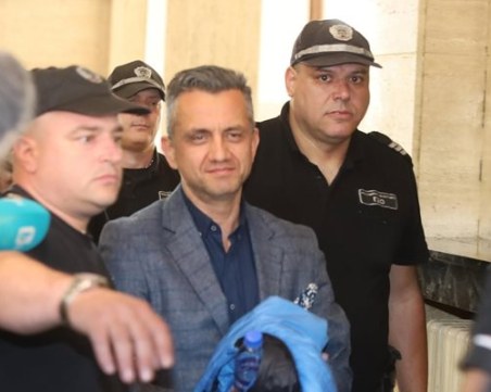 Под конвой и с белезници докараха шефа на пловдивската митница Мирослв Беляшки в съда в София
