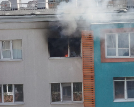 Пожар в апартамент в Бургас, евакуираха блока