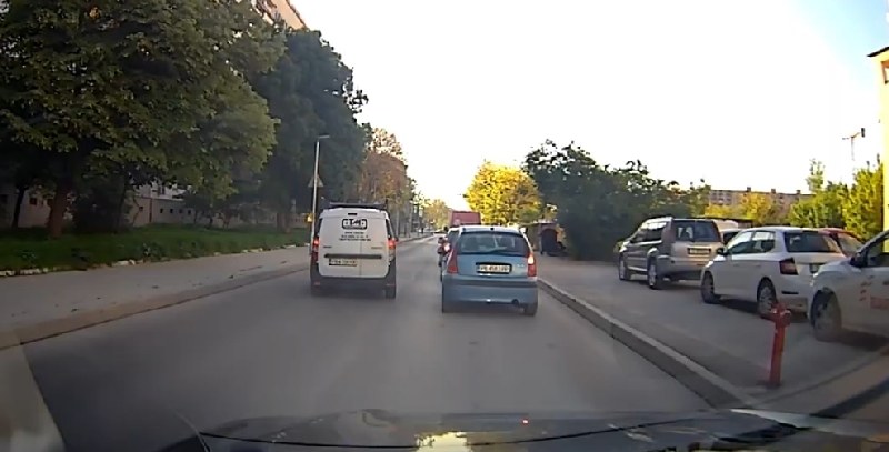Абсурдно! Шофьор изпреварва неправомерно, качва се на тротоар и минава на червено в Кючука ВИДЕО