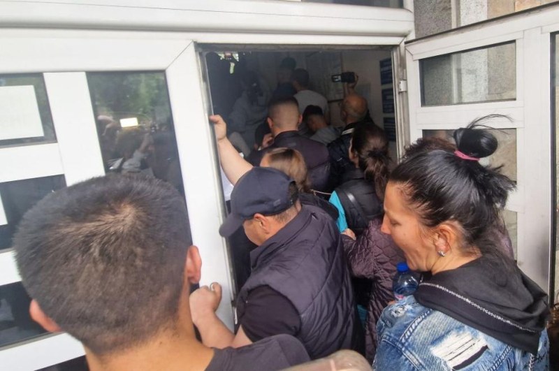 Близките на Маги нахлуха в сградата на полицията в Хасково