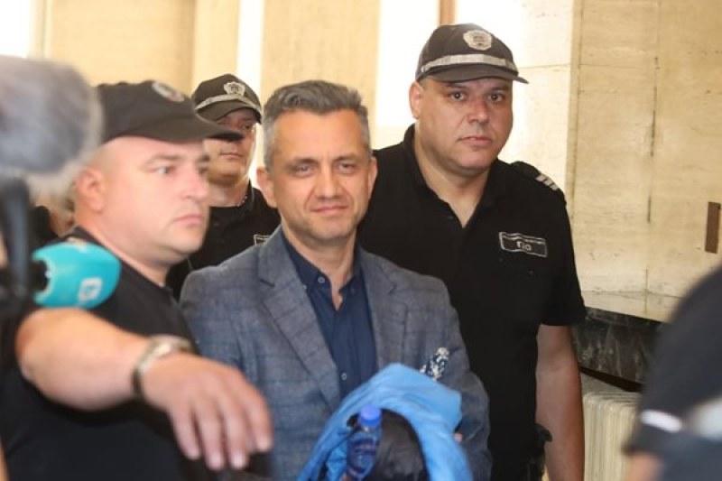 Под конвой и с белезници докараха шефа на пловдивската митница Мирослв Беляшки в съда в София