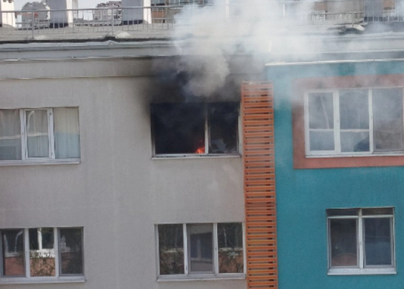Пожар в апартамент в Бургас, евакуираха блока